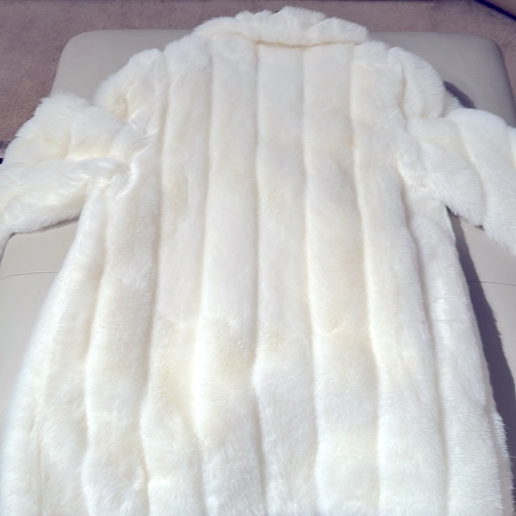 π€β€οΈ GORGEOUS 3/4 LENGTH WHITE LINED SOFT FUR COAT SIZE MEDIUM π€β€οΈ - Picture 3 of 15